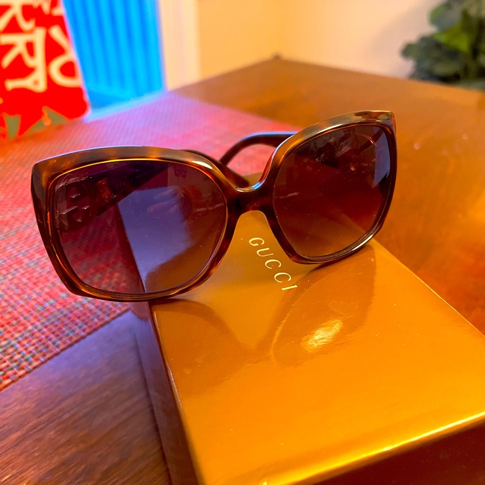 Oversized Gucci sunglassesses
